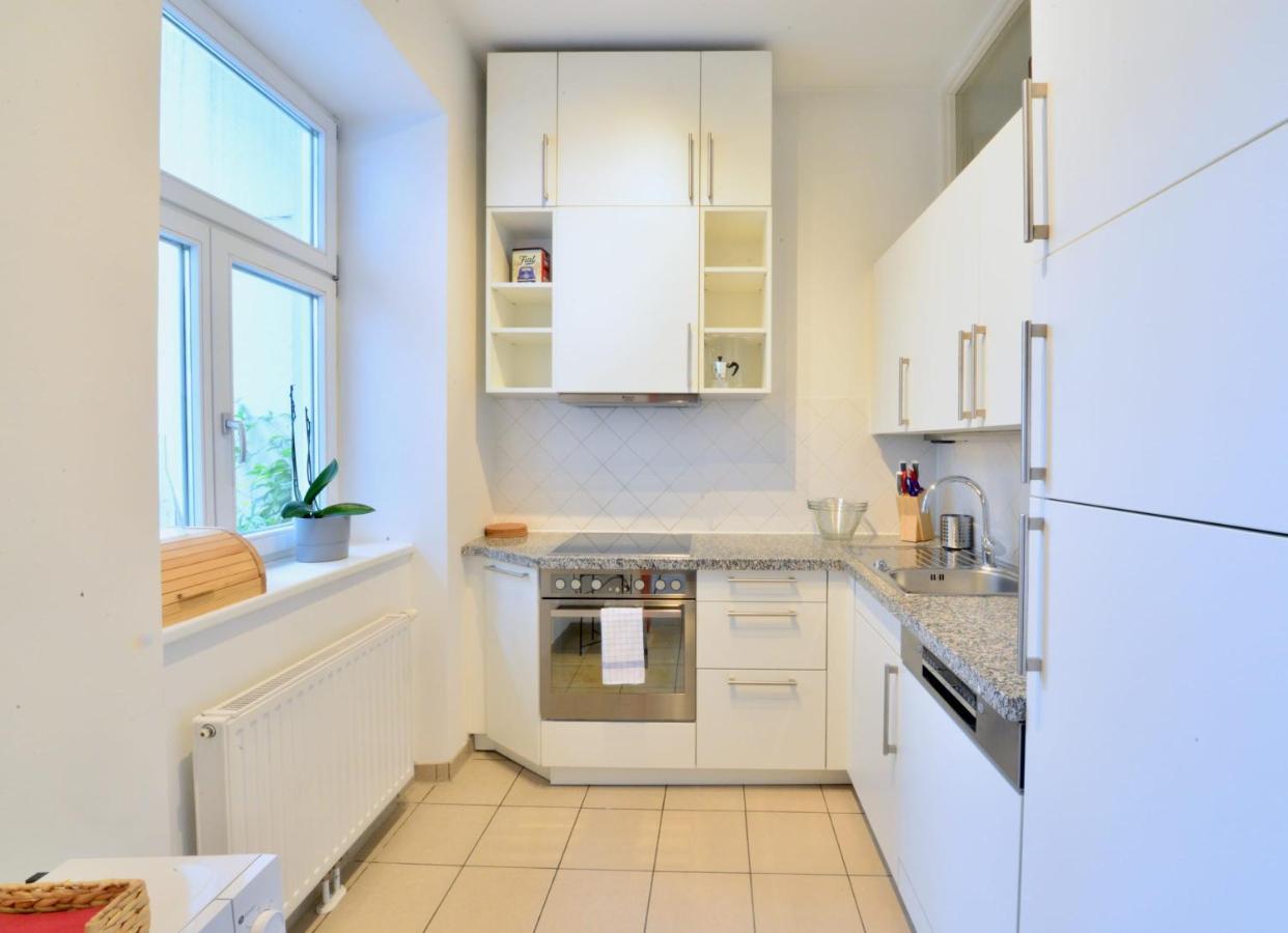 Beautiful Flat Next To Karlskirche Viena Exterior foto